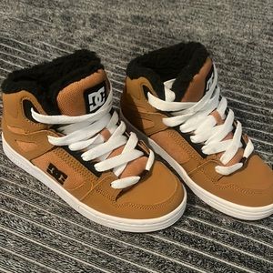 NEW - no box DC youth size 3.5 w/ black Sherpa inside.